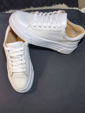 J/SLIDES White Leather Platform Sneakers / Tan Lining EUC Size 7/12 Women's $75